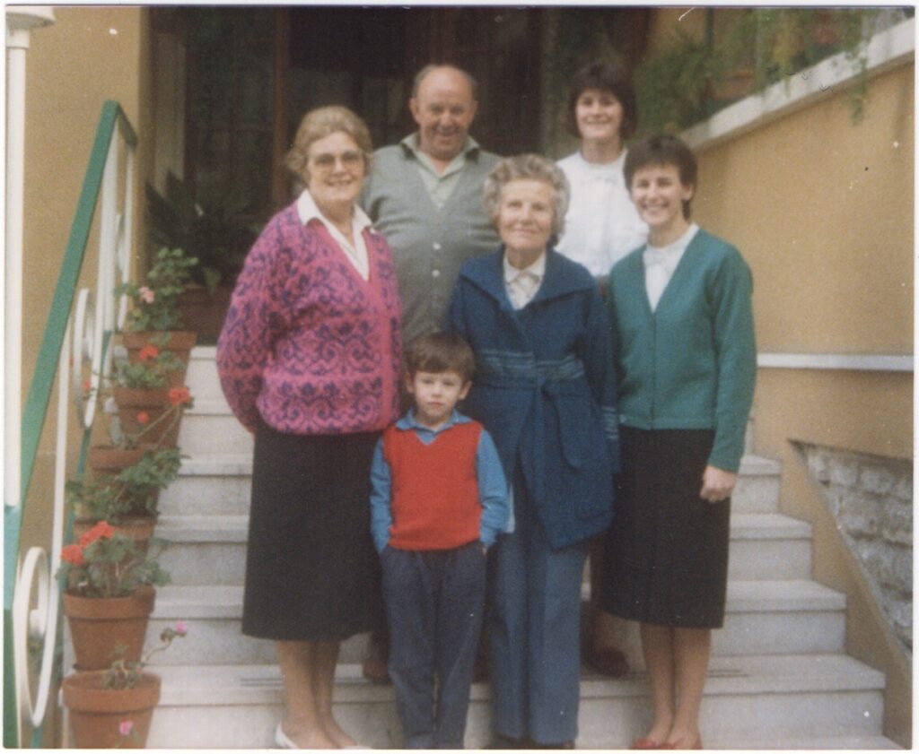 1986 Caterina Frassine avec ses filles Silvana et Liliana, son petit-fils Tiziano et deux invités anglais Norah et Thomas